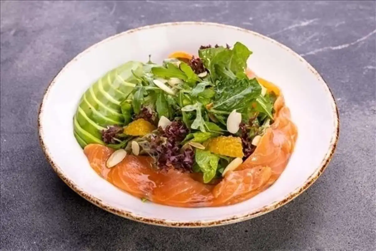 Салат с лососем и авокадо