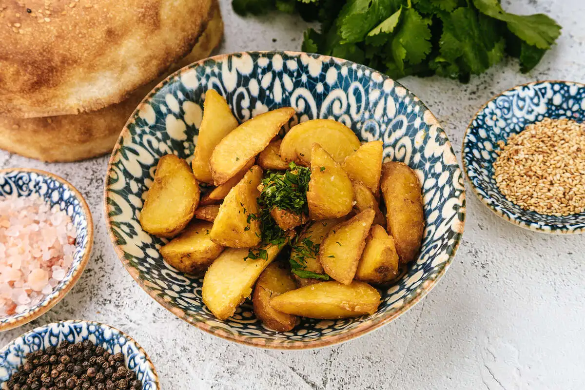 Картофель жареный с чесноком и зеленью