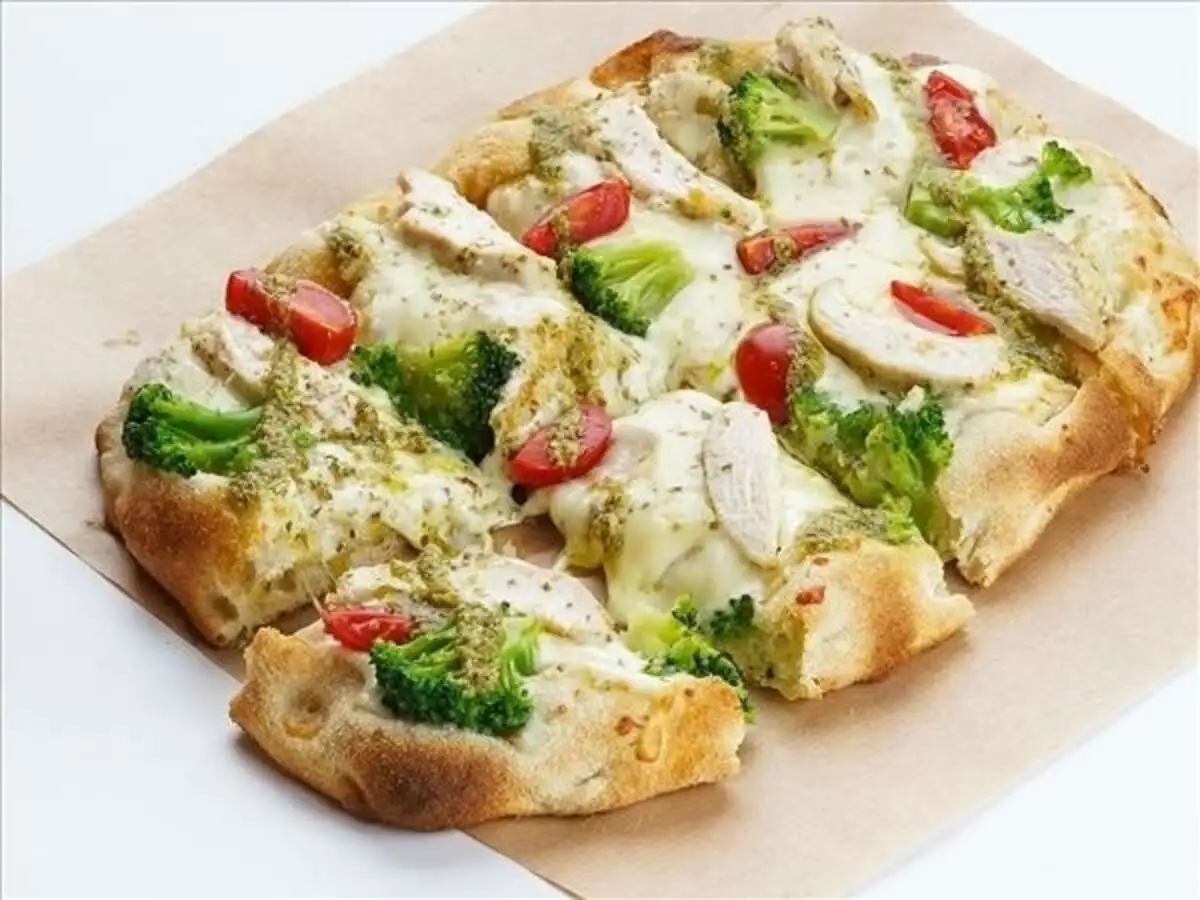 PIZZA цыпленок брокколи с соусом песто