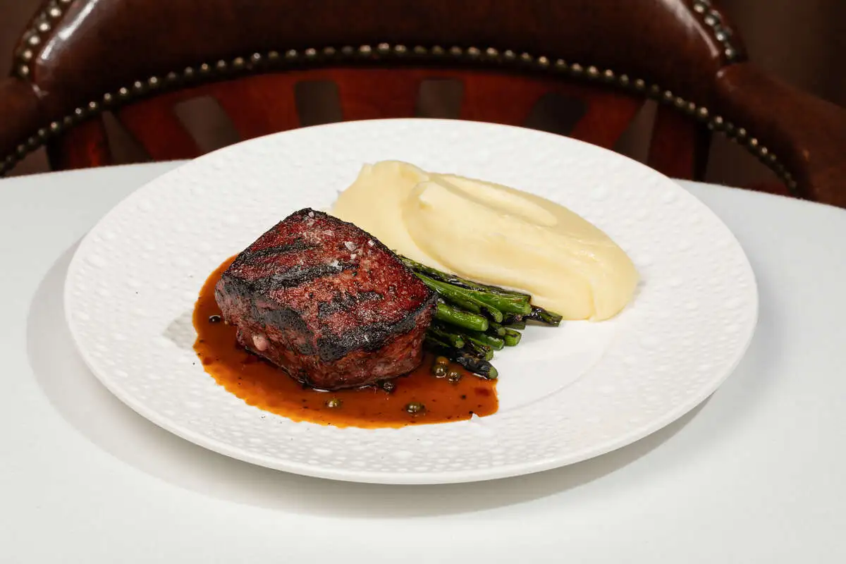 Печень теленка на углях с чесночными стрелами