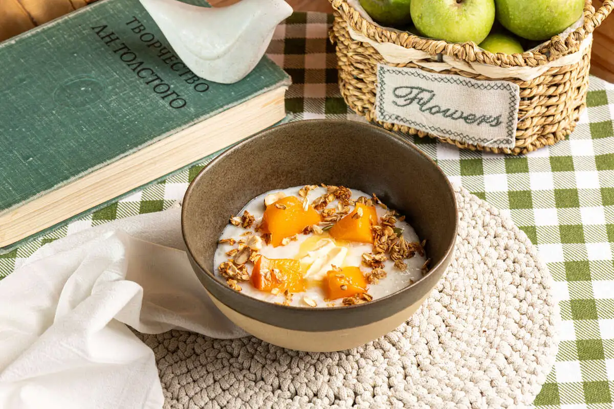 Рисовая каша с хурмой и хрустящей гранолой