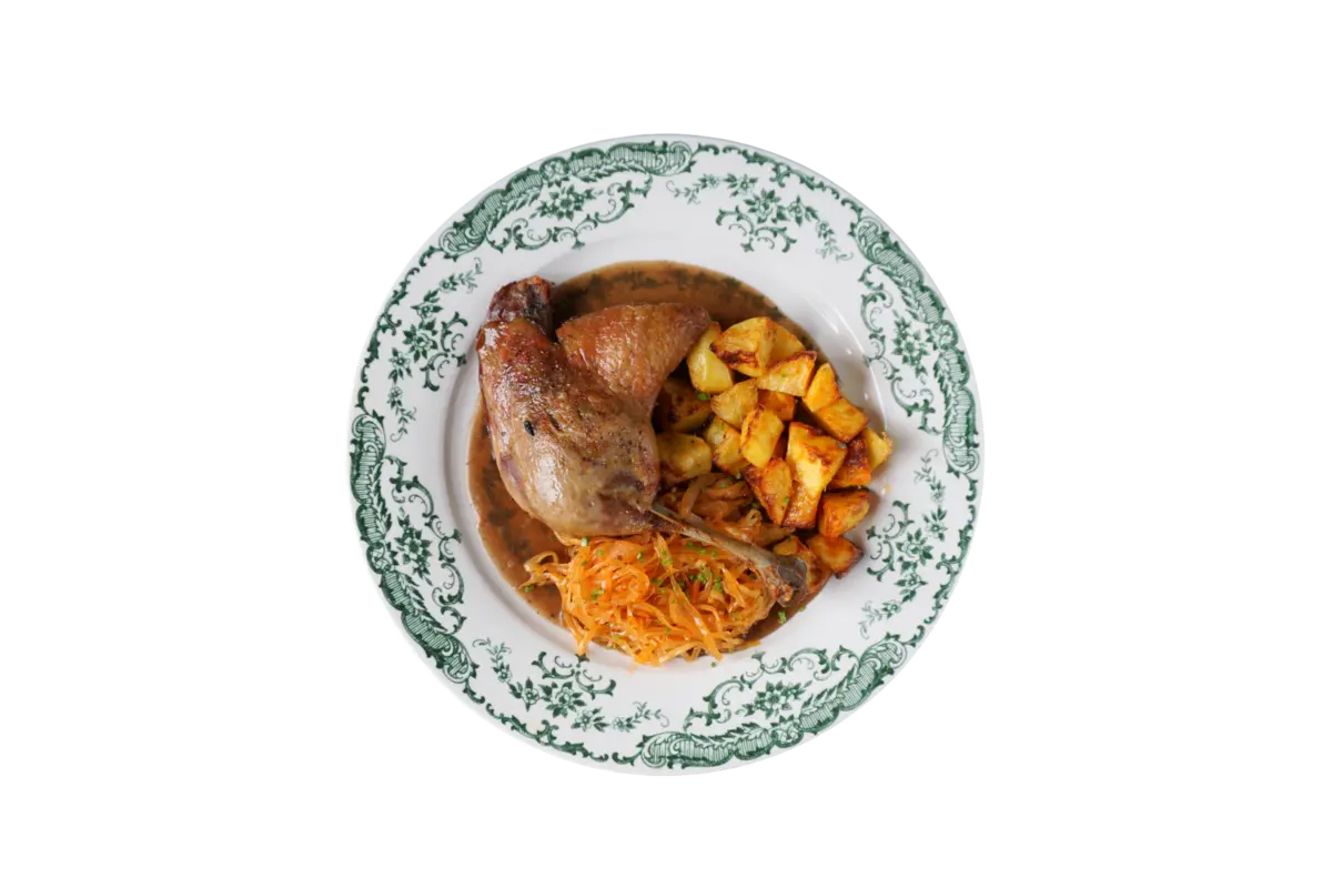 Утиная ножка с сырным картофелем и тушеной капустой