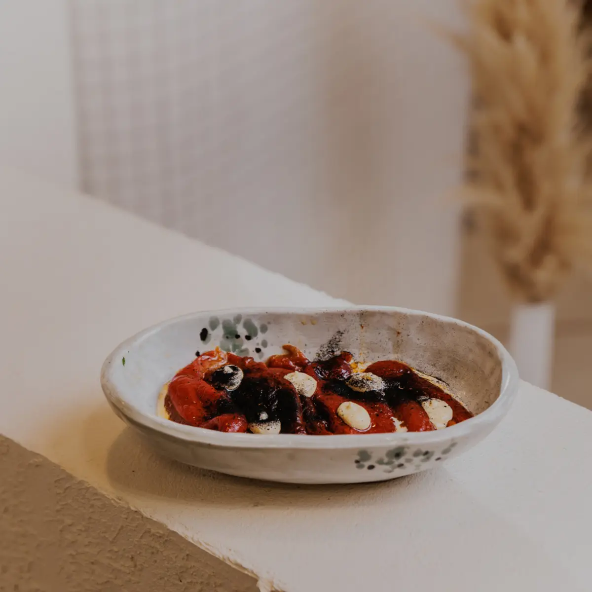 Печеные перцы со страчателлой и ромеско