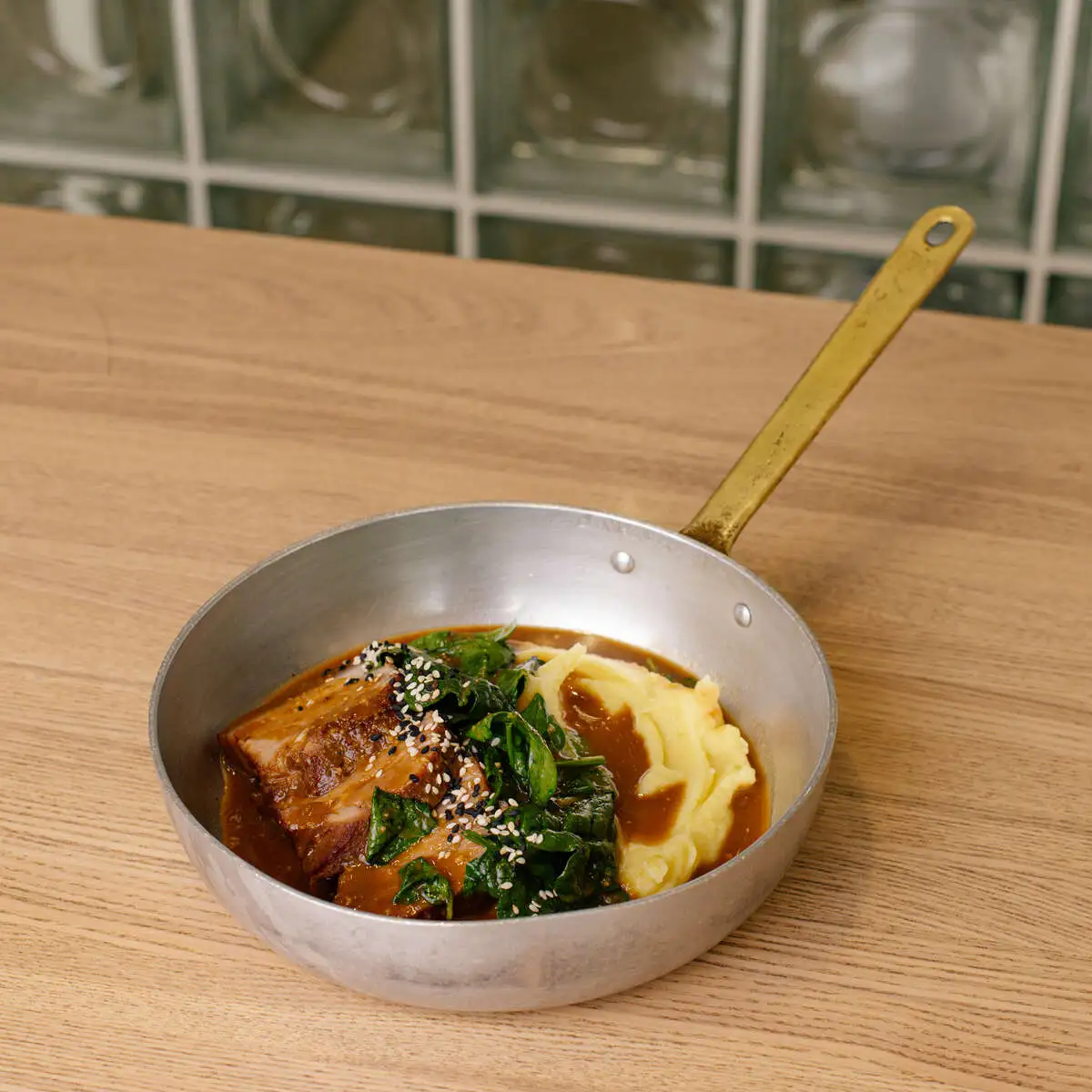 Свиная грудинка, томленная в восточном маринаде, с пюре и шпинатом под имбирным соусом