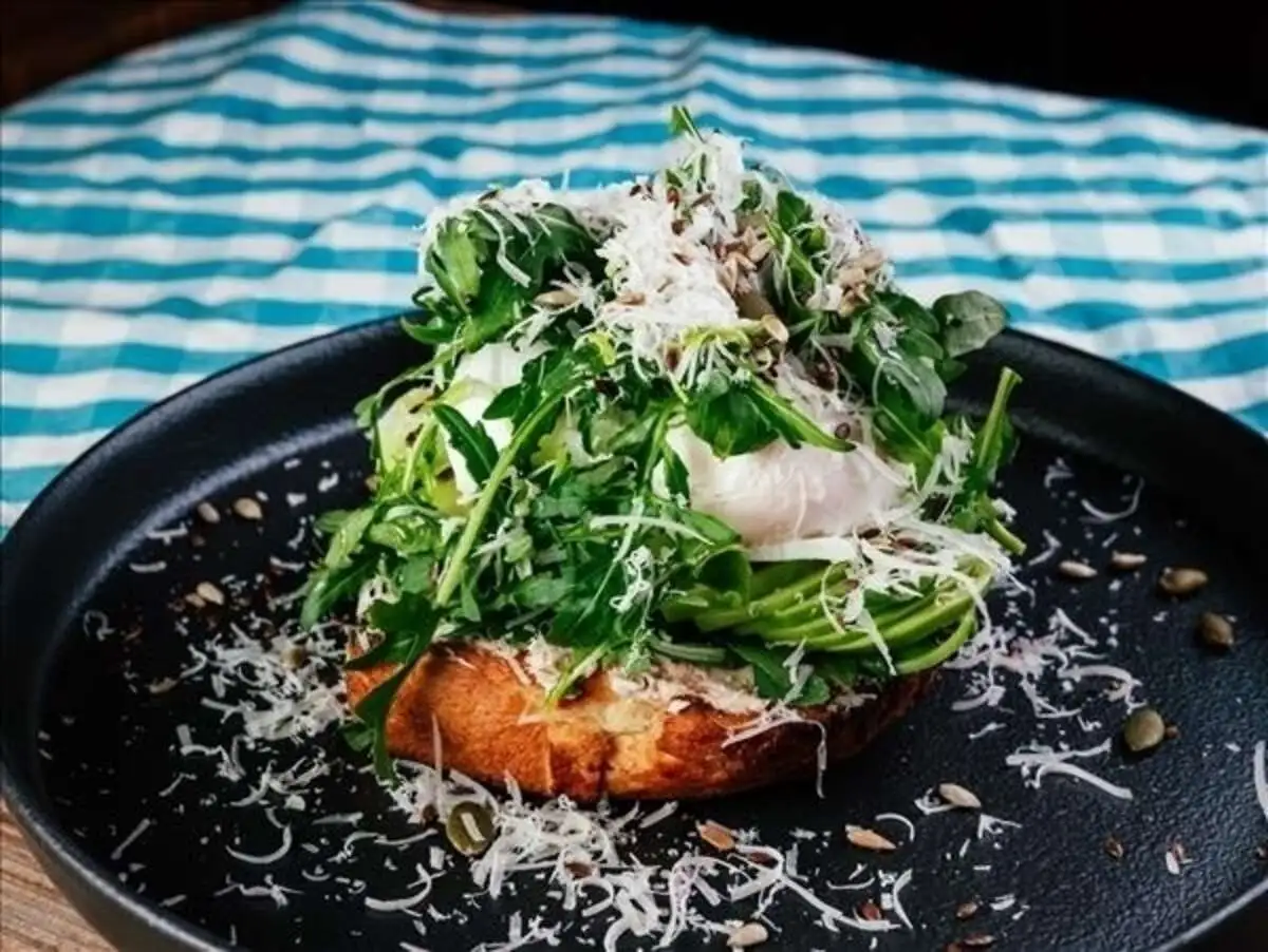 Тост с авокадо, мягким сыром и семечками