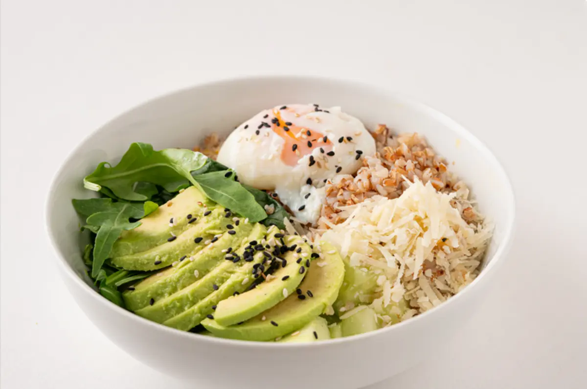 Гречневая каша с яйцом пашот, авокадо и пармезаном