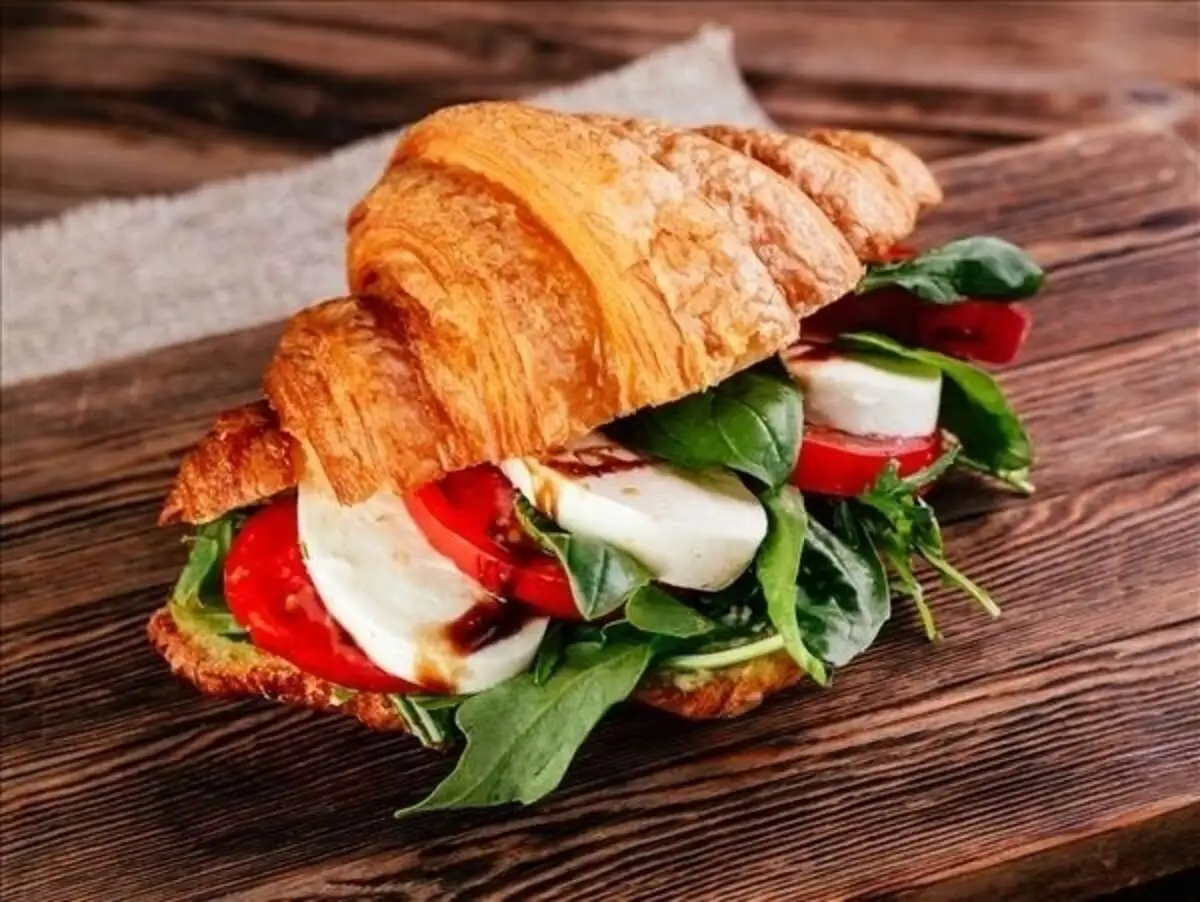 Круассан с Моцареллой и томатами