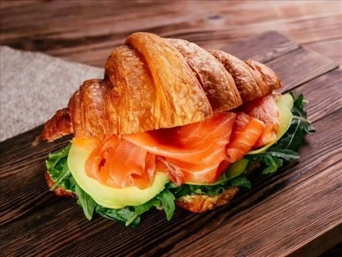 Круассан с лососем и мягким сыром