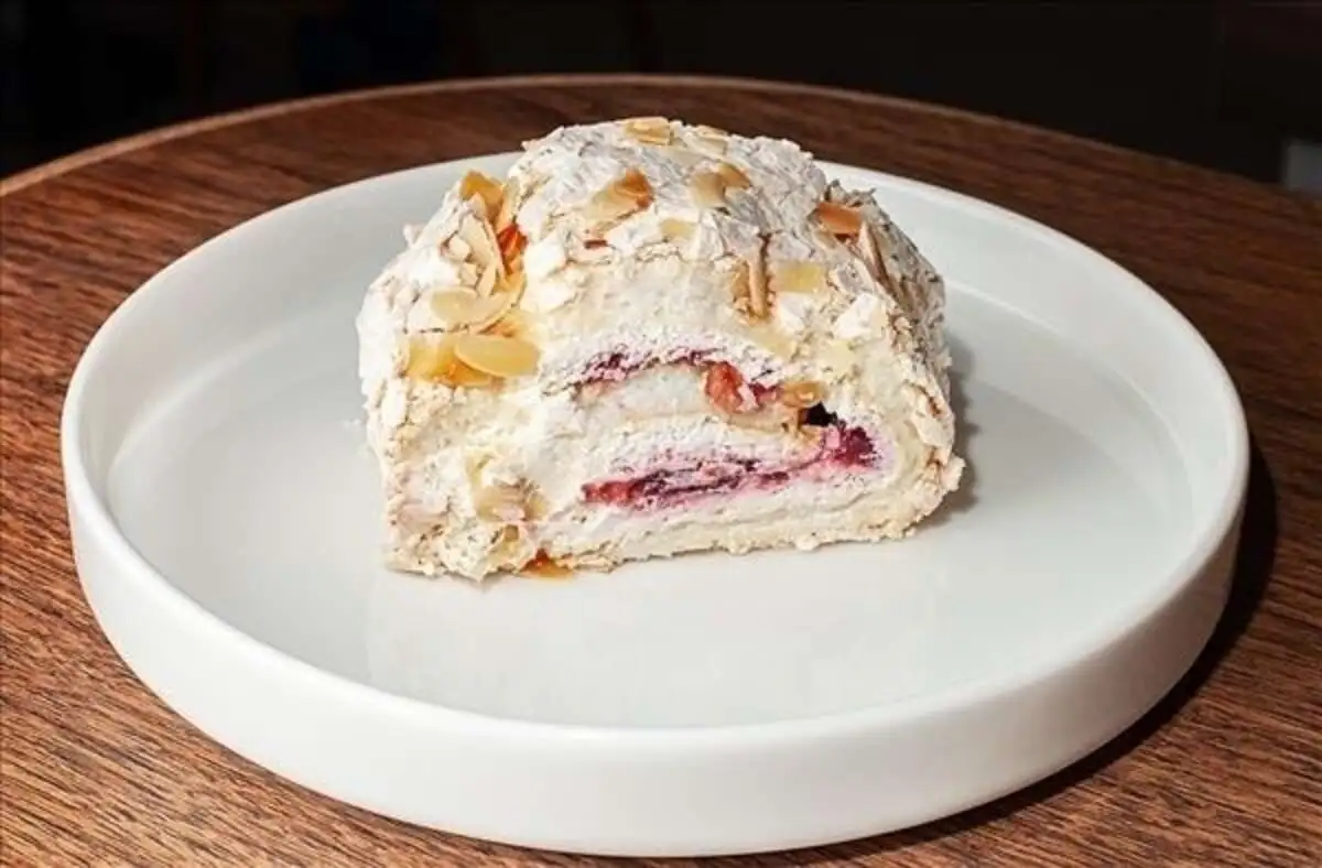 Меренговый рулет малина