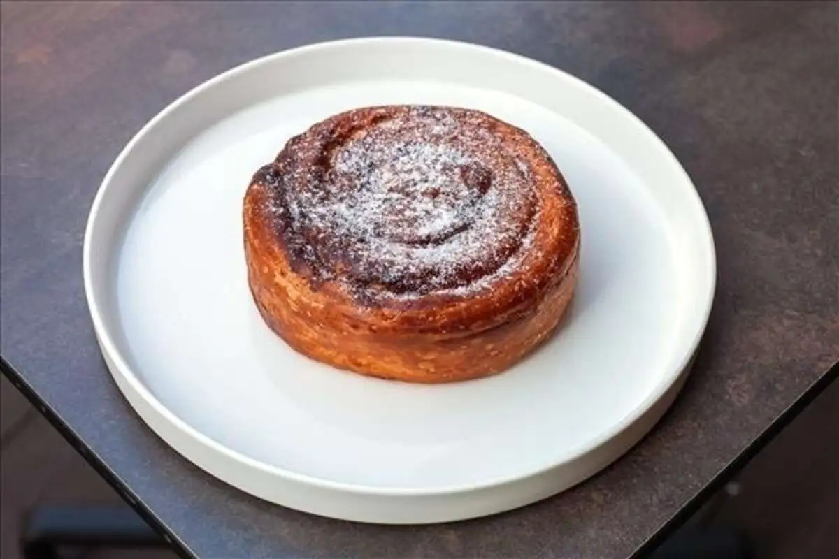 Эскарго с изюмом и сырным кремом