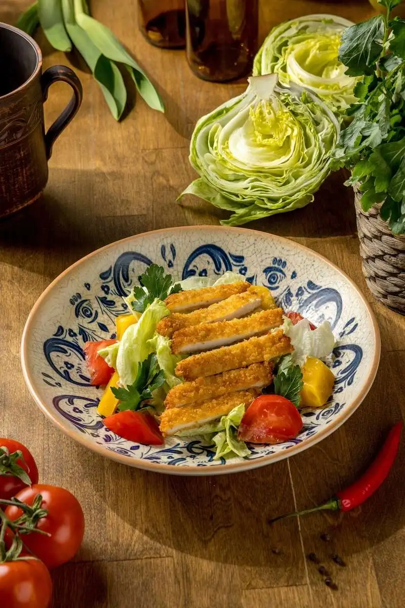 Салат с хрустящим цыпленком и манго