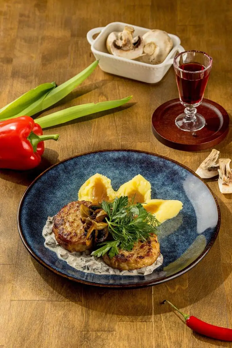 Куриные котлетки с беконом и картофельным пюре