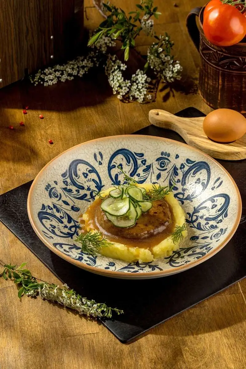 Говяжья котлета с картофельным пюре и битыми огурцами