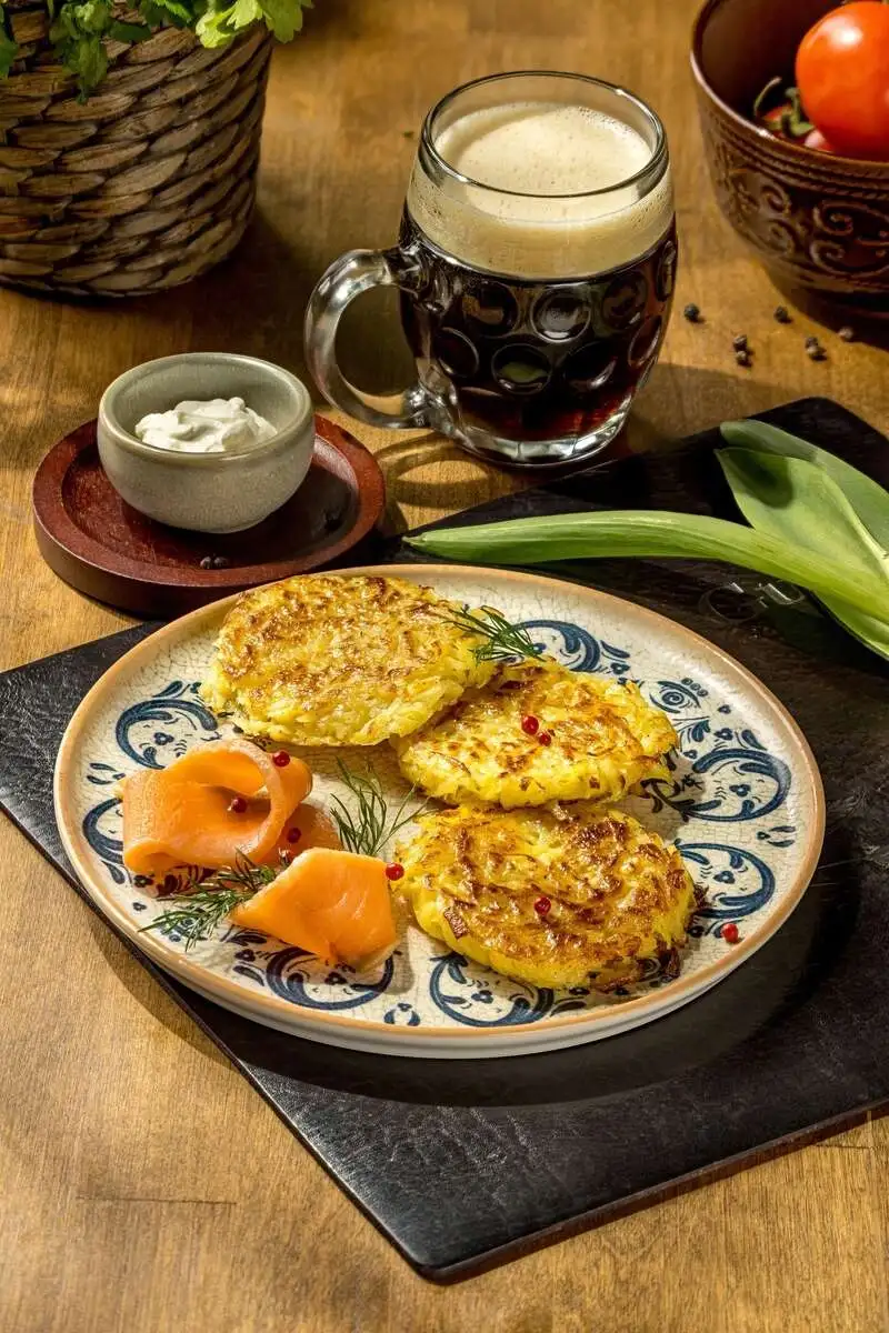 Драники с семгой и сметаной