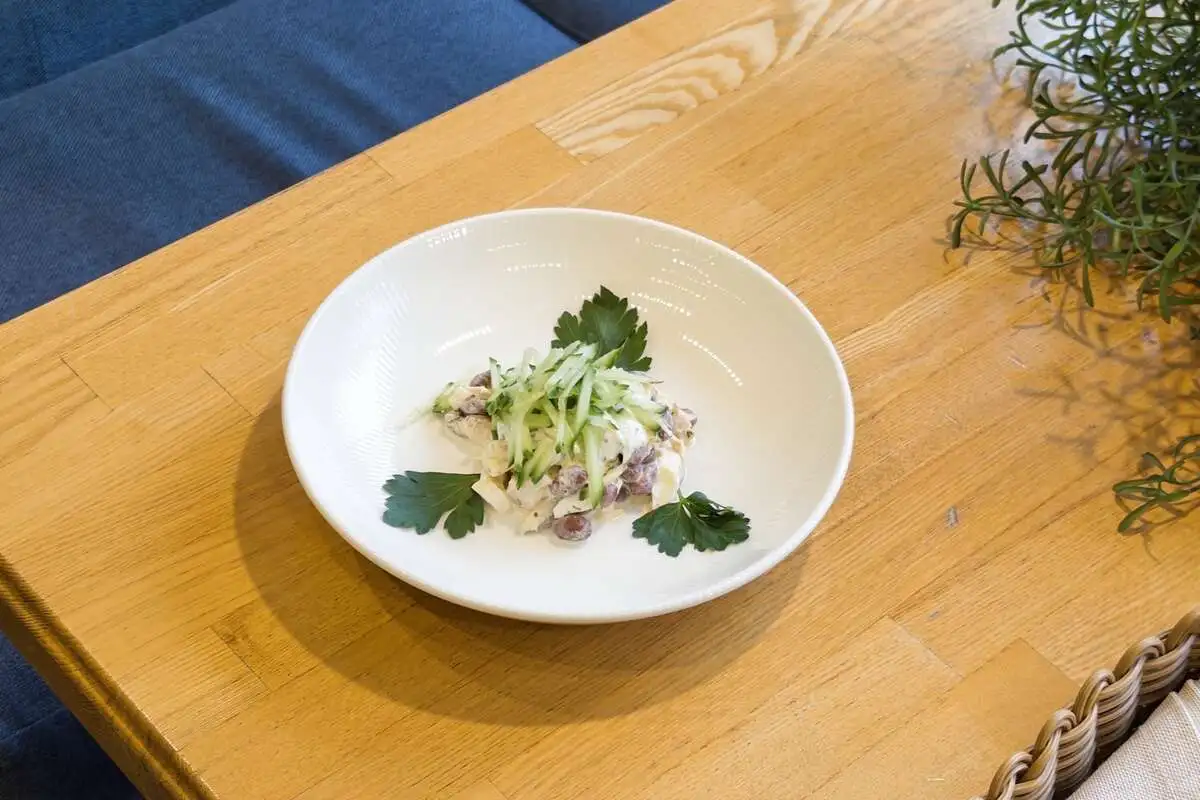 Салат с фасолью, курицей, огурцом и яйцом