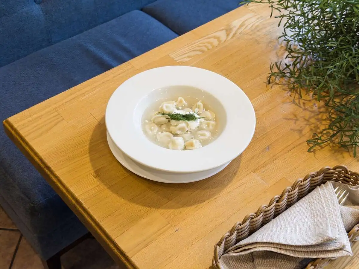 Мясные пельмени со сметаной