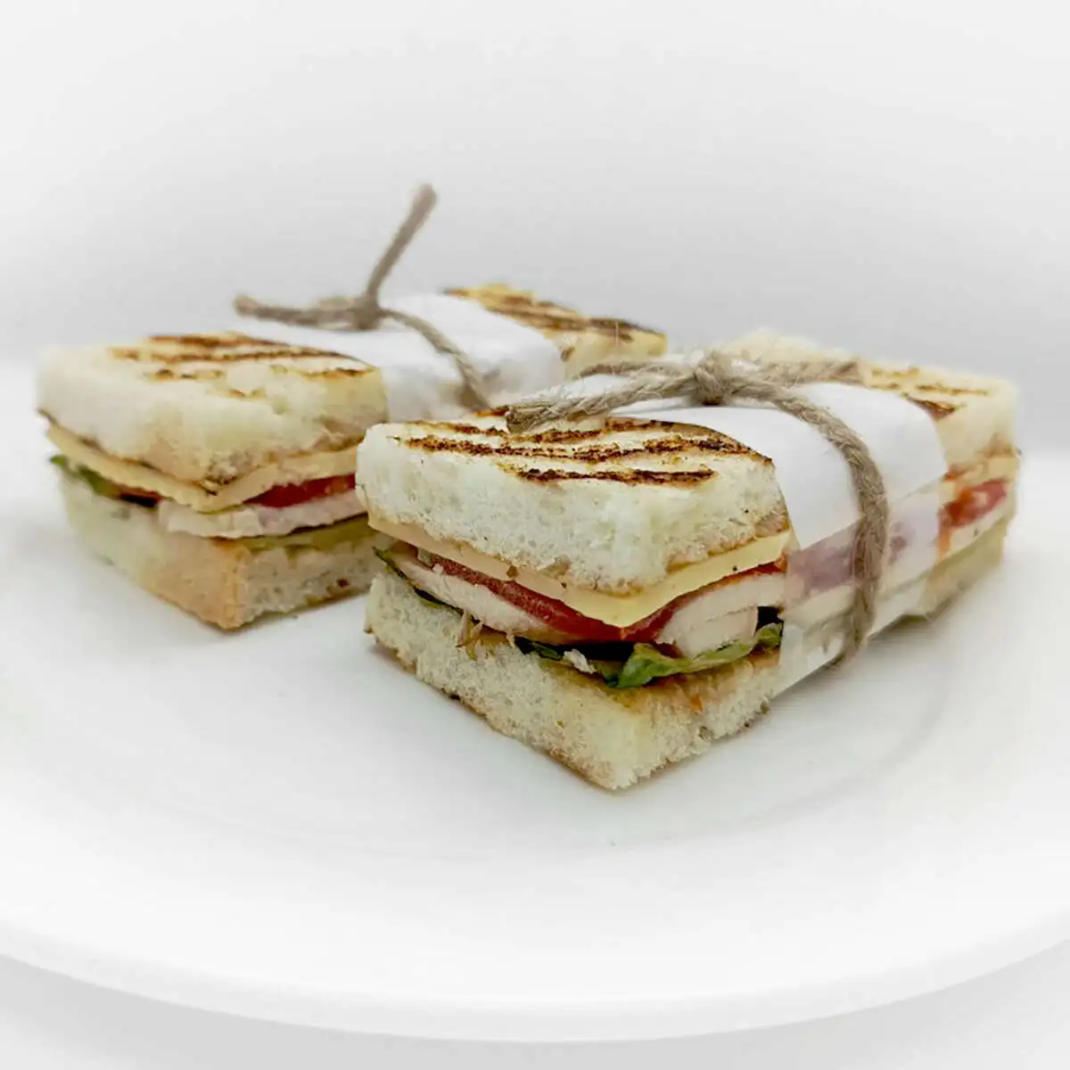 Сэндвич с копчёным цыплёнком и томатами