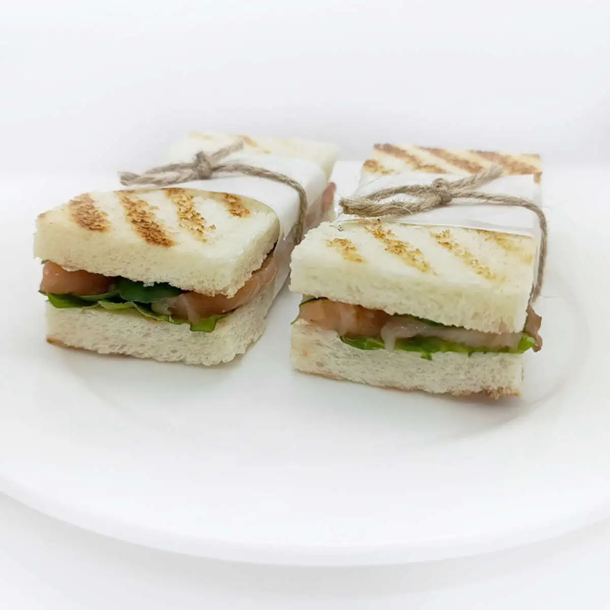 Сэндвич с лососем и творожным сыром