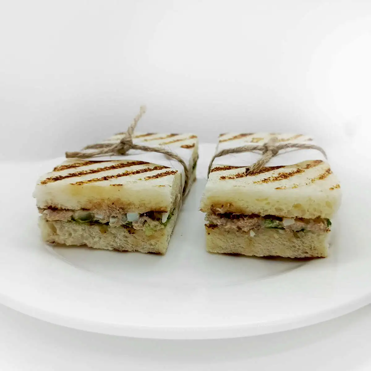 Сэндвич с консервированным тунцом и огурцом