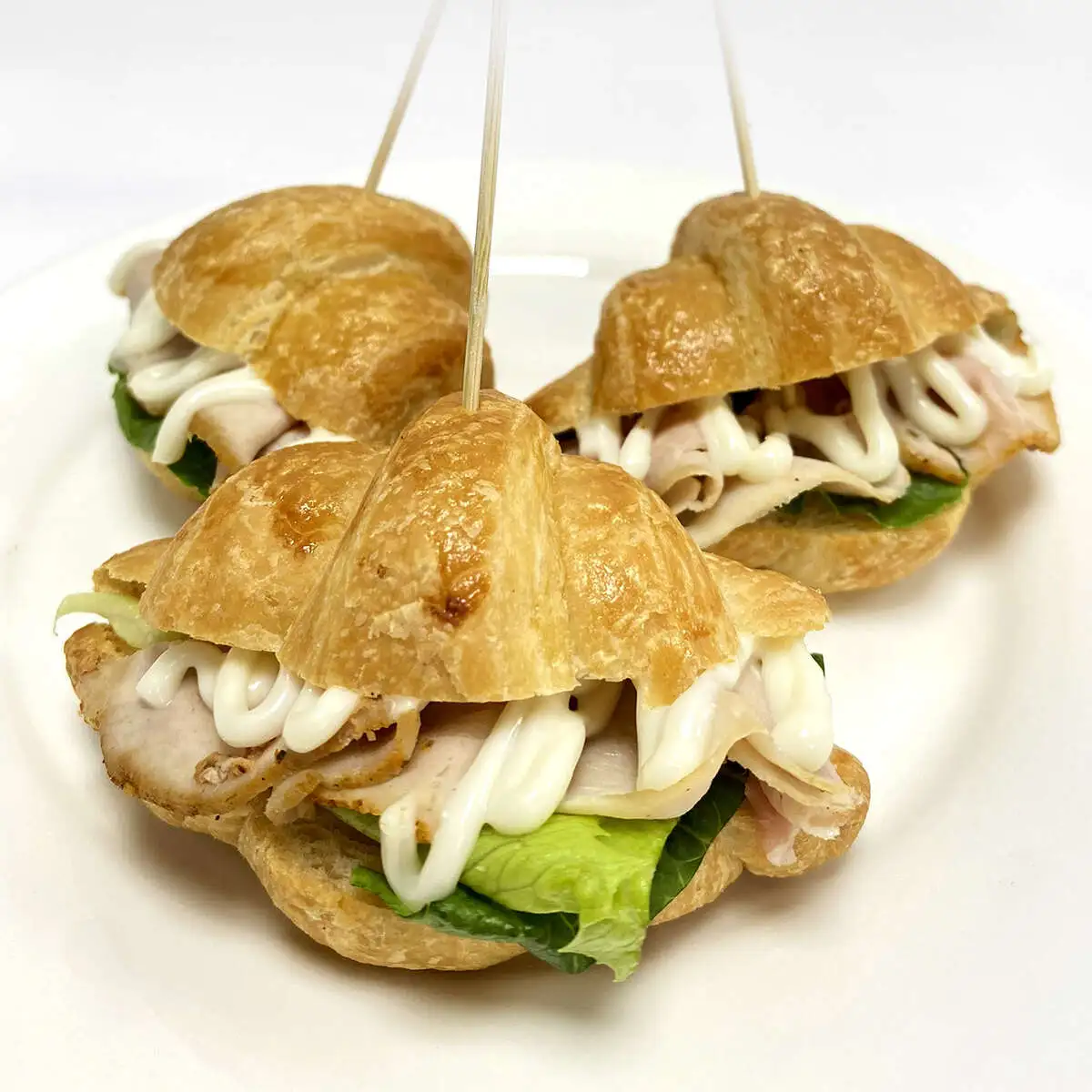 Круассан с бужениной и сыром