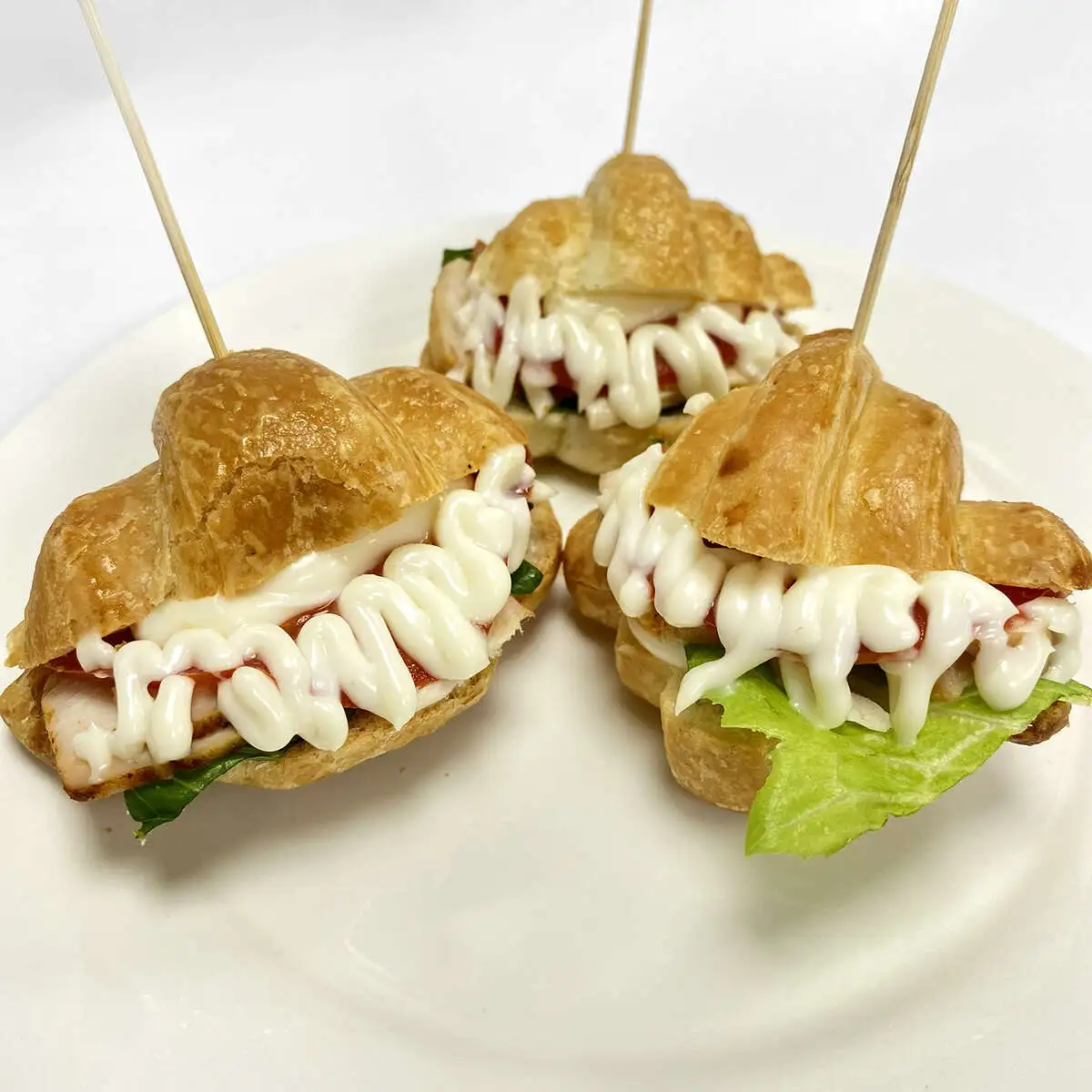 Круассан с курицей и томатом