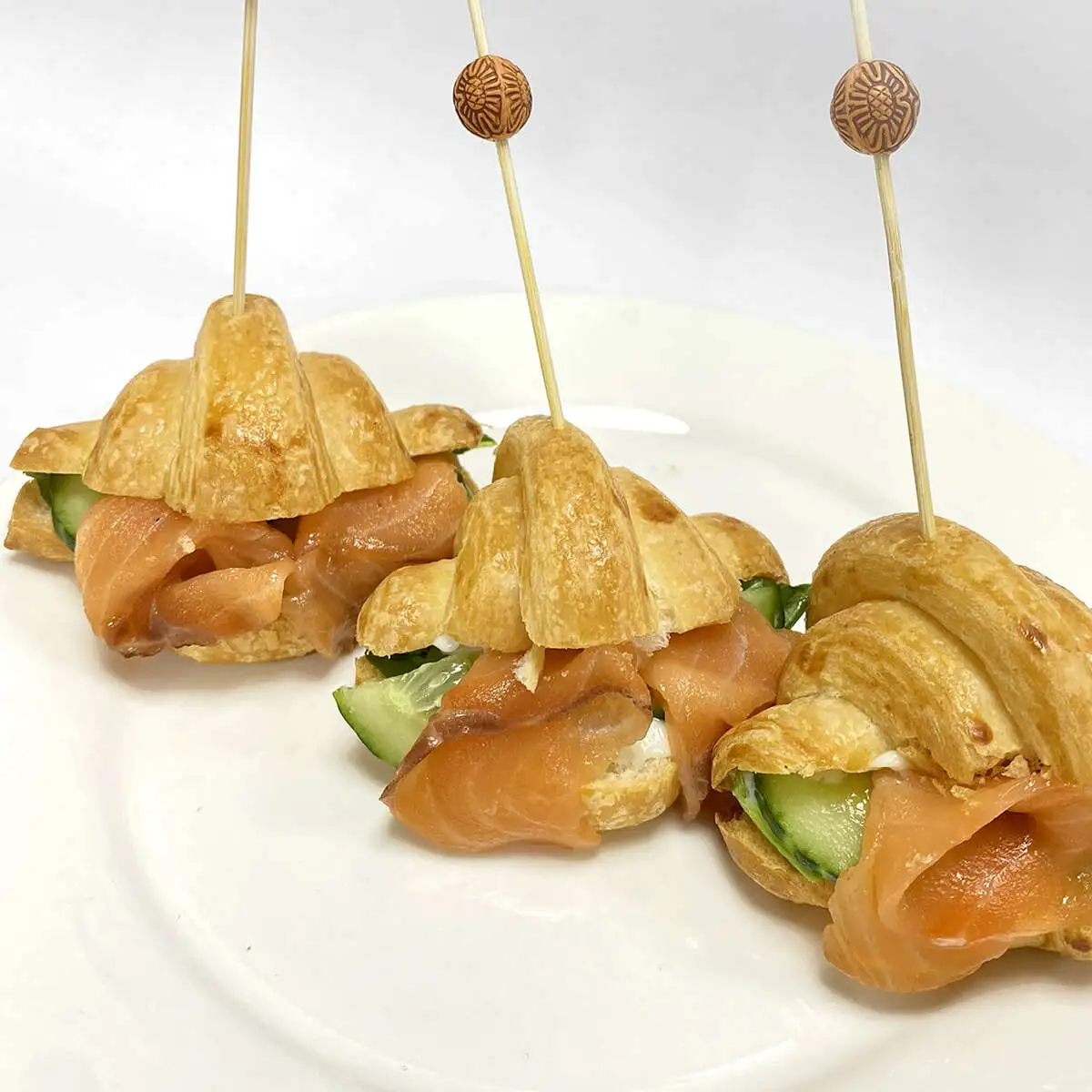 Круассан с лососем и свежим огурцом