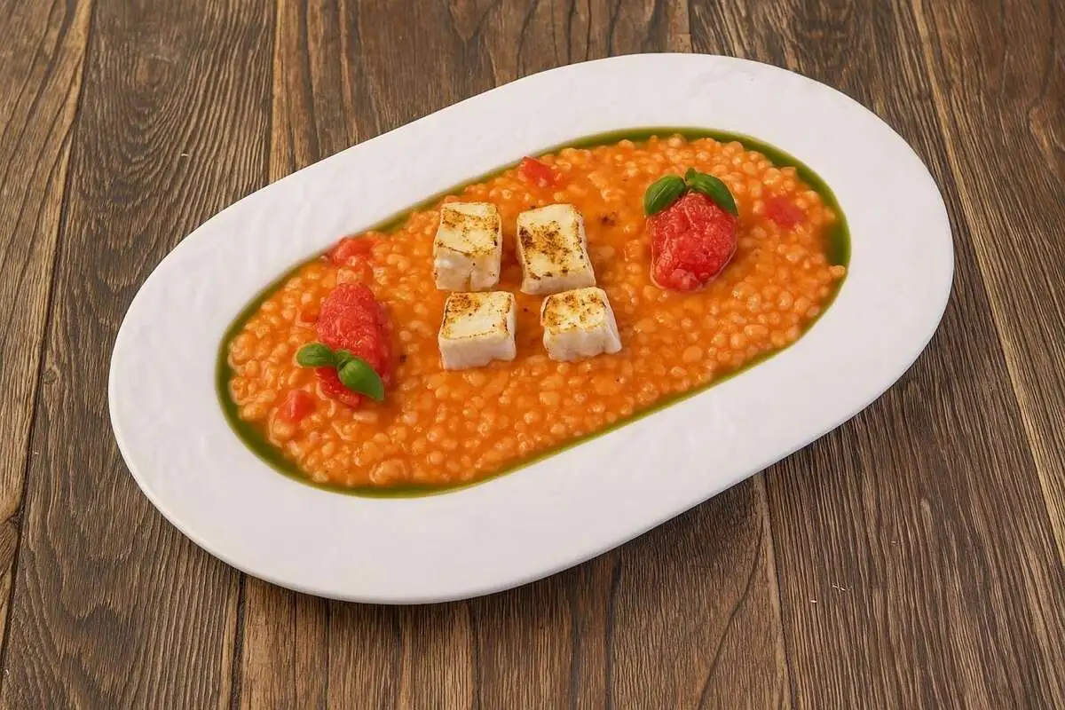 Ризотто томатный с сыром камамбер