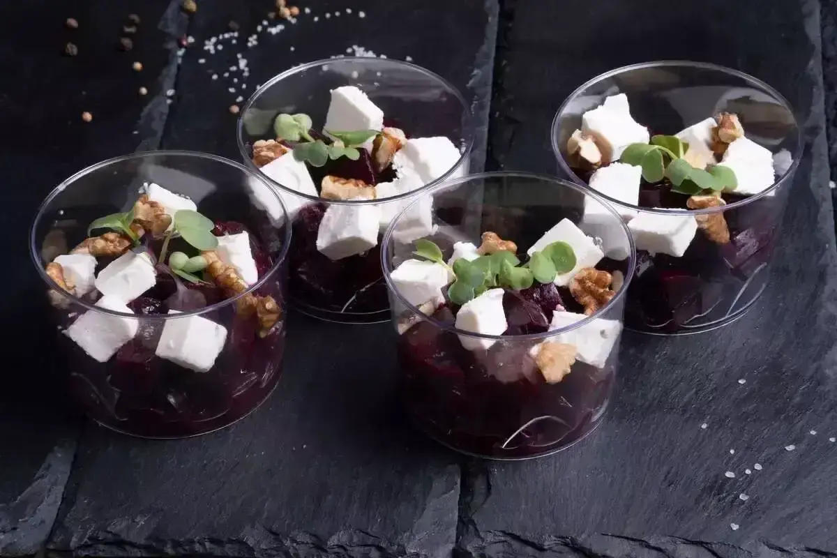 Мини-салат с печеной свеклой и сыром Фета 4 шт.