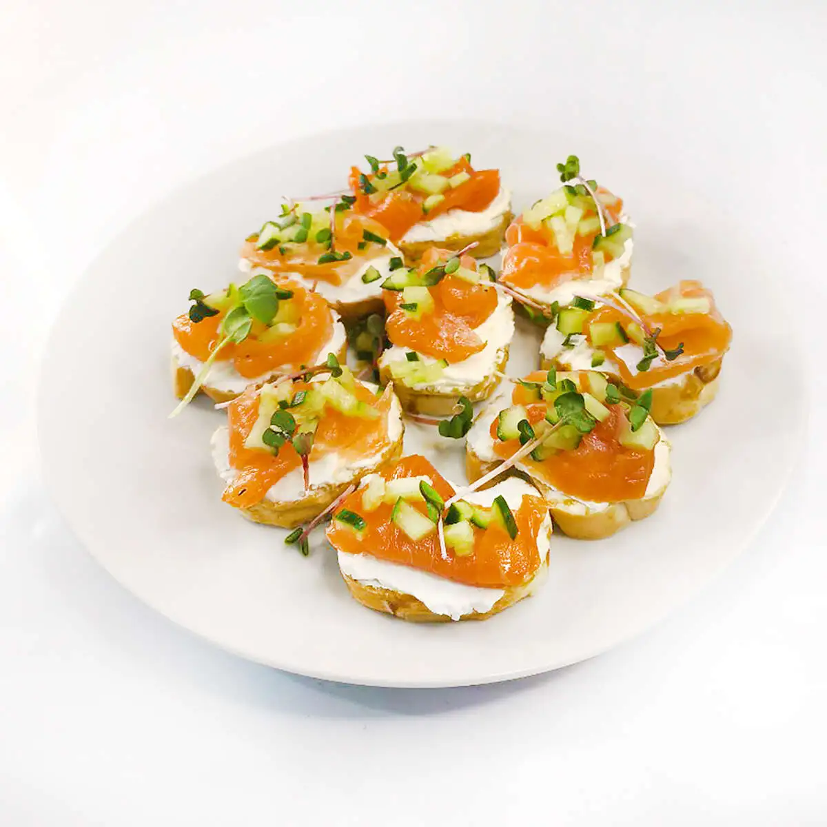 Кростини с семгой, творожным сыром и свежим огурцом