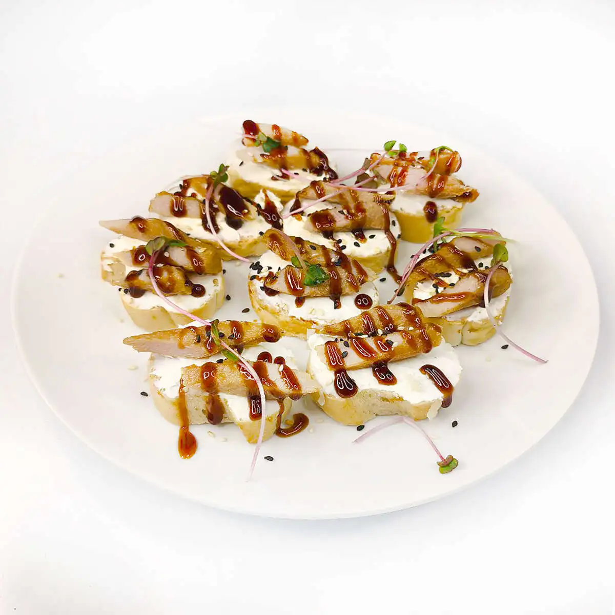 Кростини с тунцом и творожным сыром