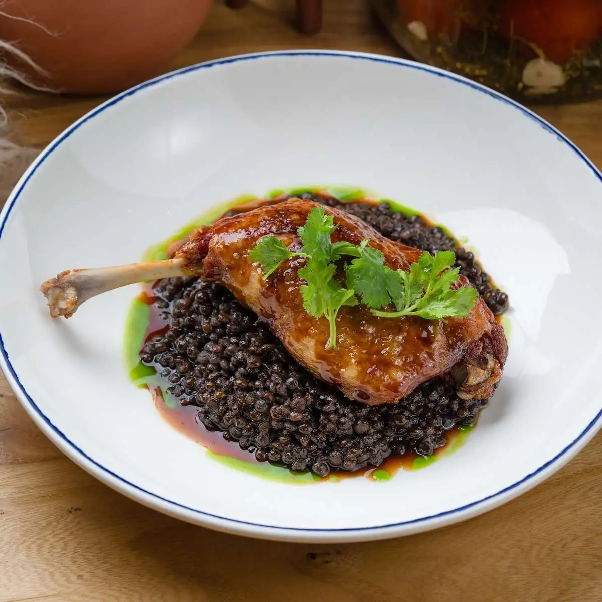 Утиная ножка с черной чечевицей 