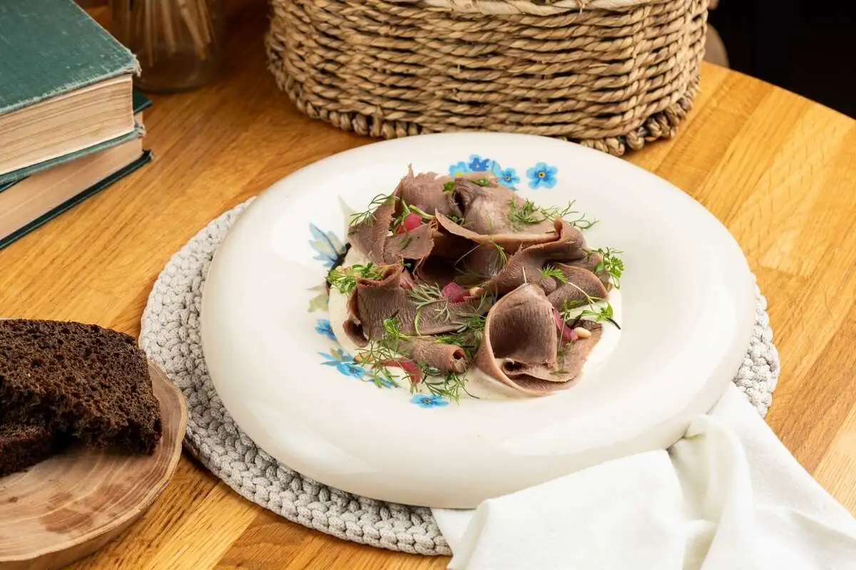 Язык с соусом из карася 