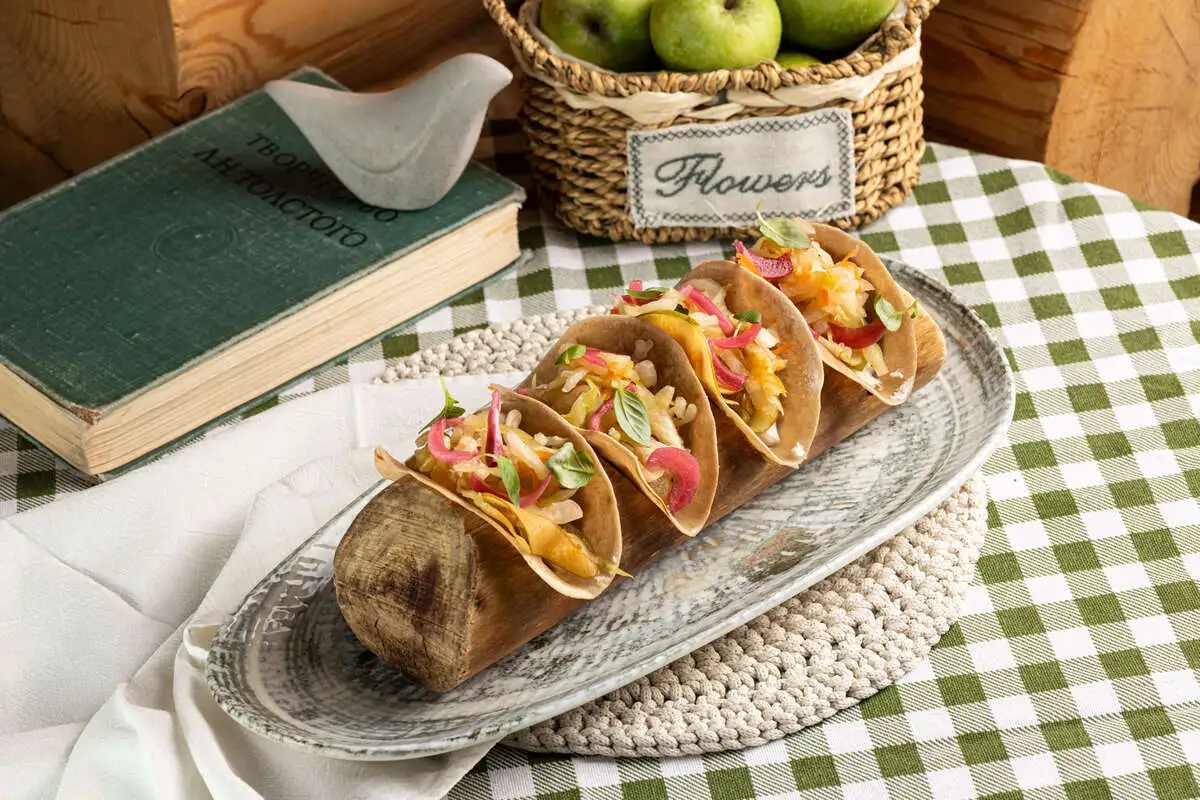 Дачные тако на гречневых лепешках с квашеной капустой