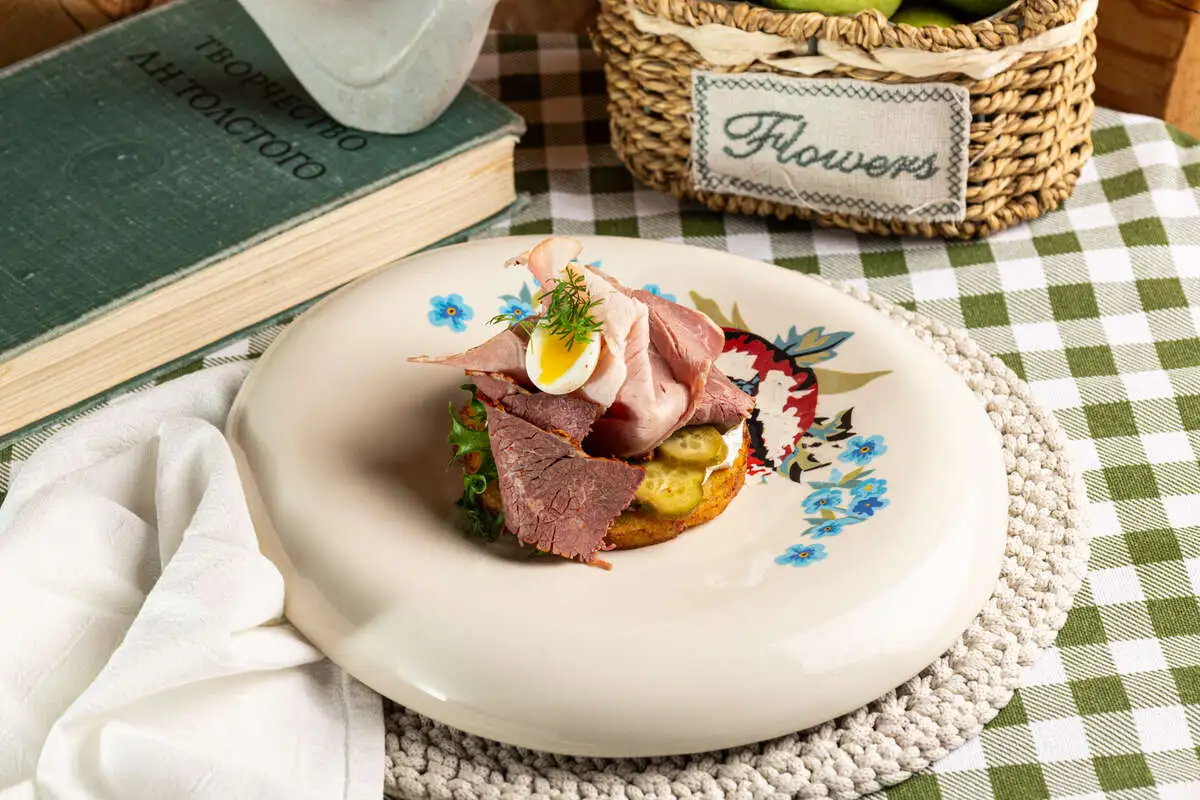 Картофельные драники с тамбовским окороком и пастрами