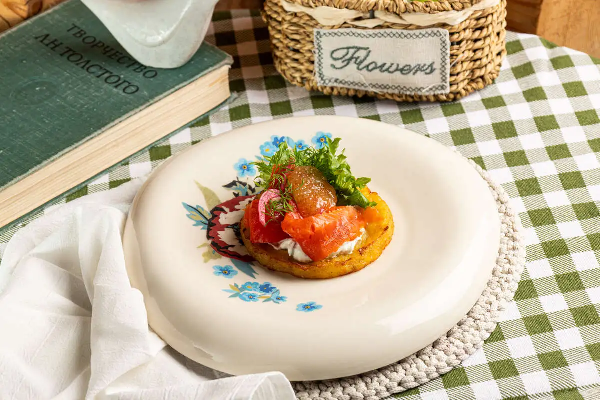 Картофельные драники с неркой и щучьей икрой 