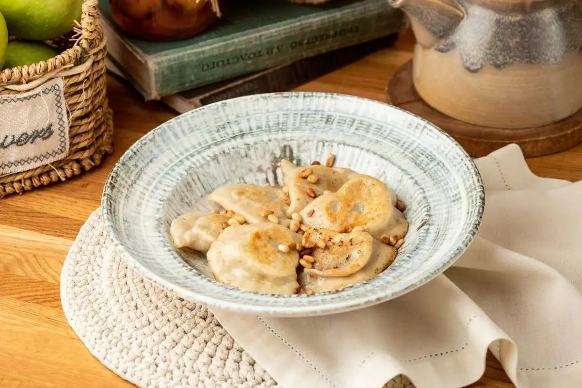 Пельмени из оленины с соусом из можжевельника