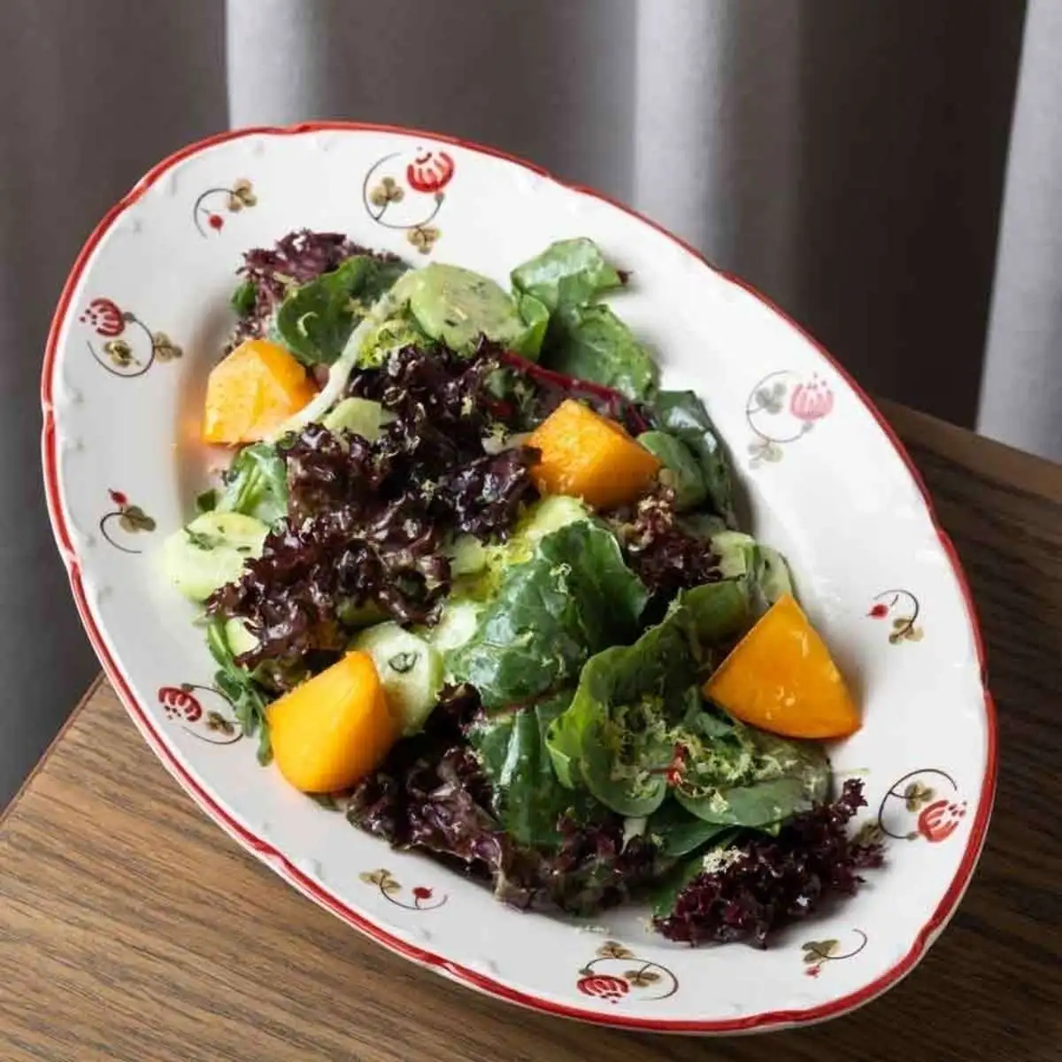 Свежий салат с хурмой, пастернаком и заправкой из свежих трав