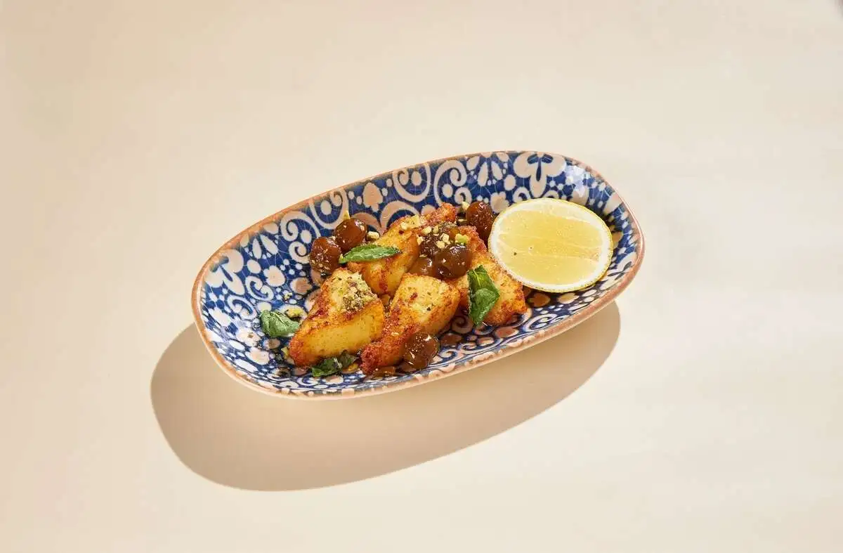 Жареный Халуми с вареньем из оливок