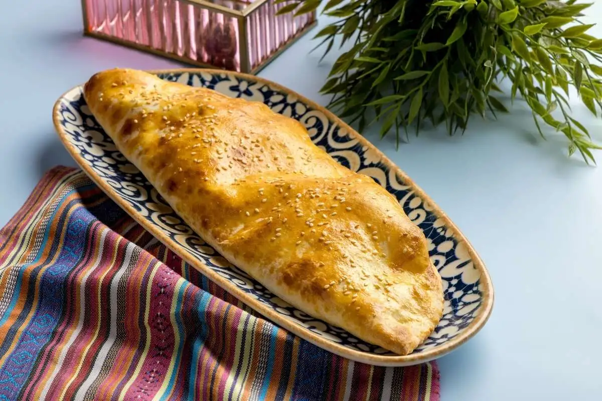 Хачапури по-гурийски с сыром, яйцом, зеленью