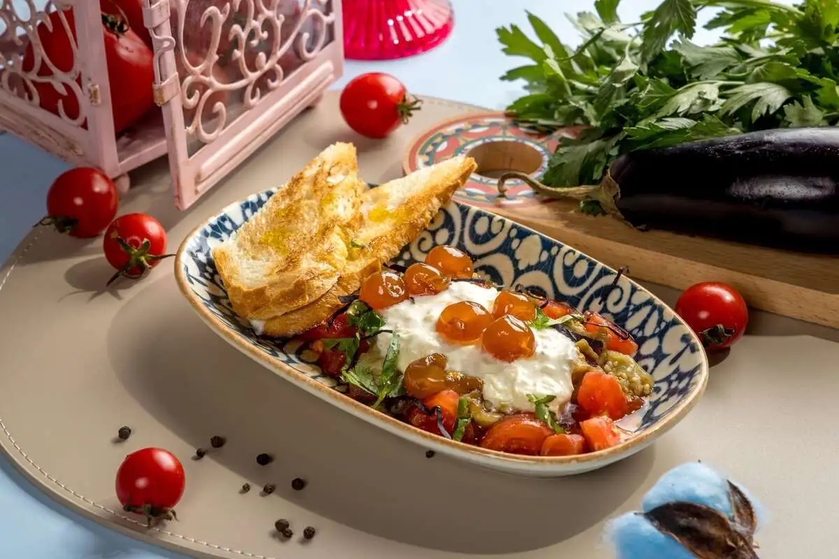 Страчателла с вареньем из белой черешни