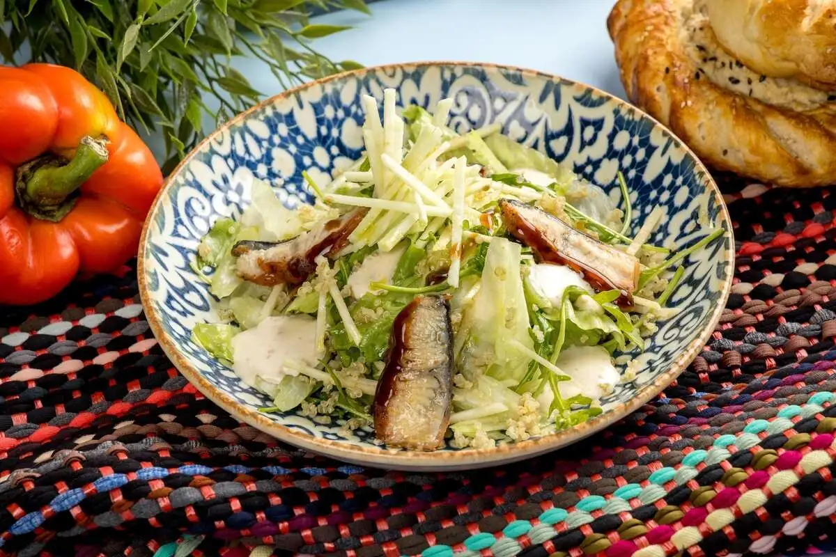 Салат с угрем и киноа