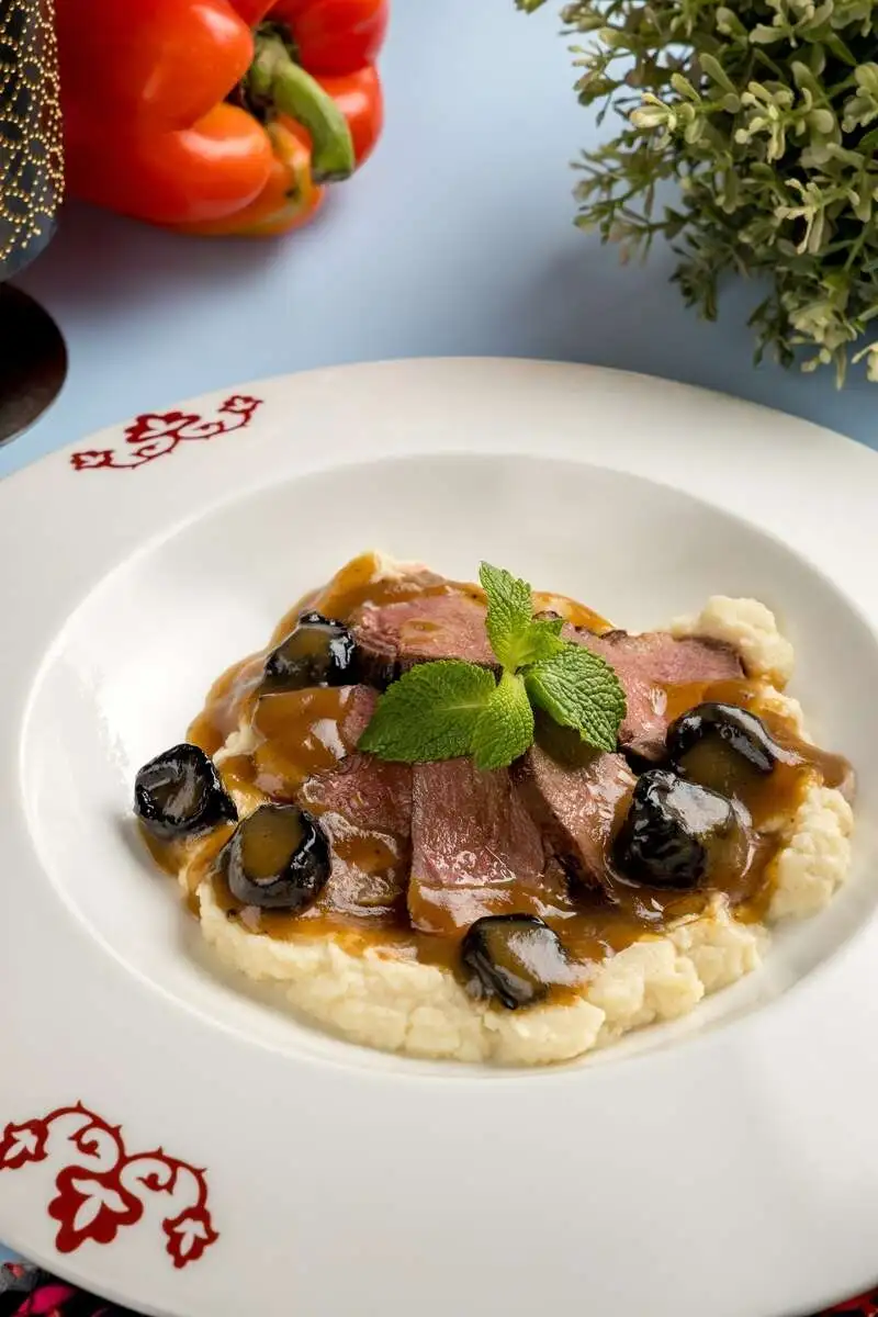 Утиная грудка на пюре из сельдерея