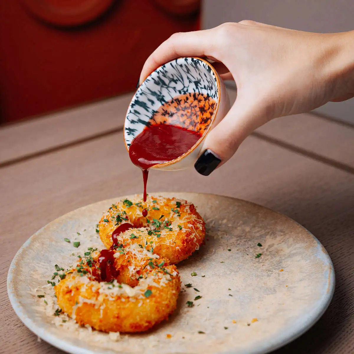 Пончики Эларджи с кизиловым кетчупом