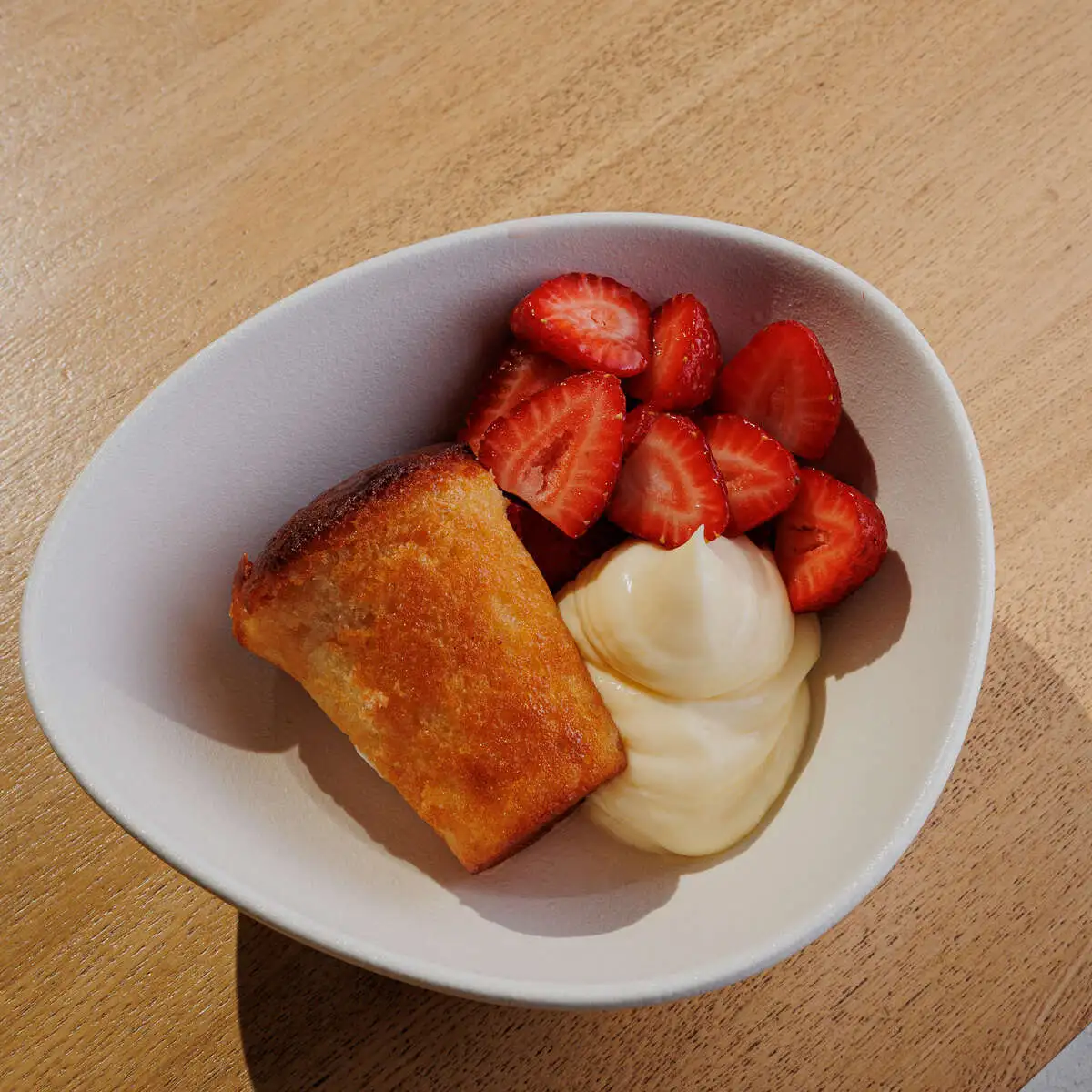 Ромовая баба с клубникой, голубикой и заварным кремом