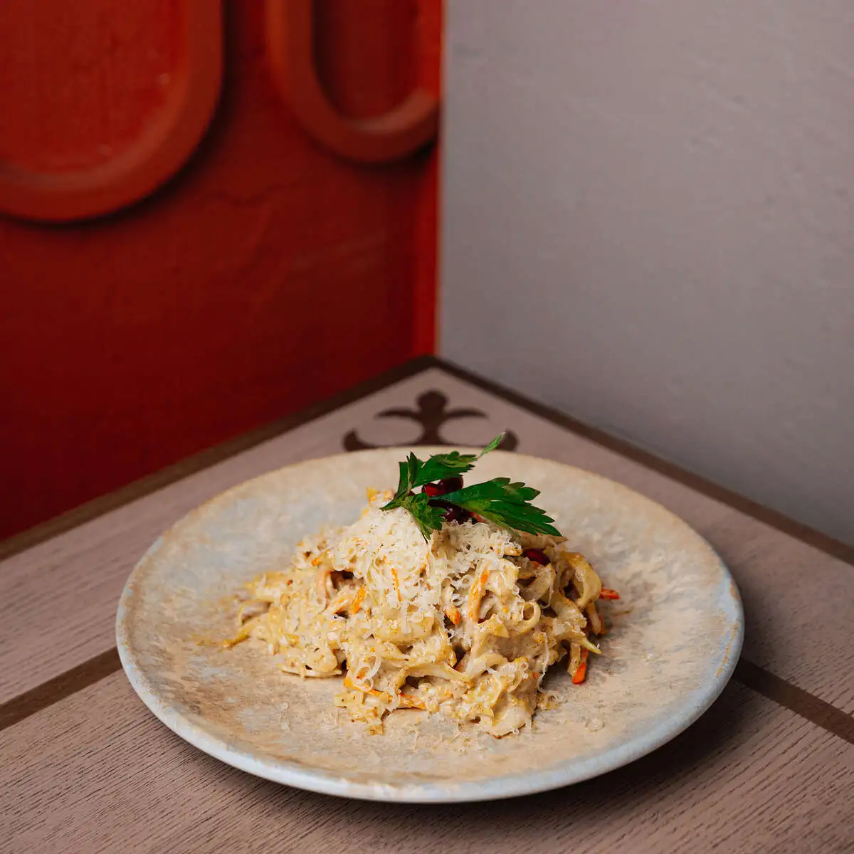 Грузинский коул слоу с ореховым соусом и копченым сулугуни