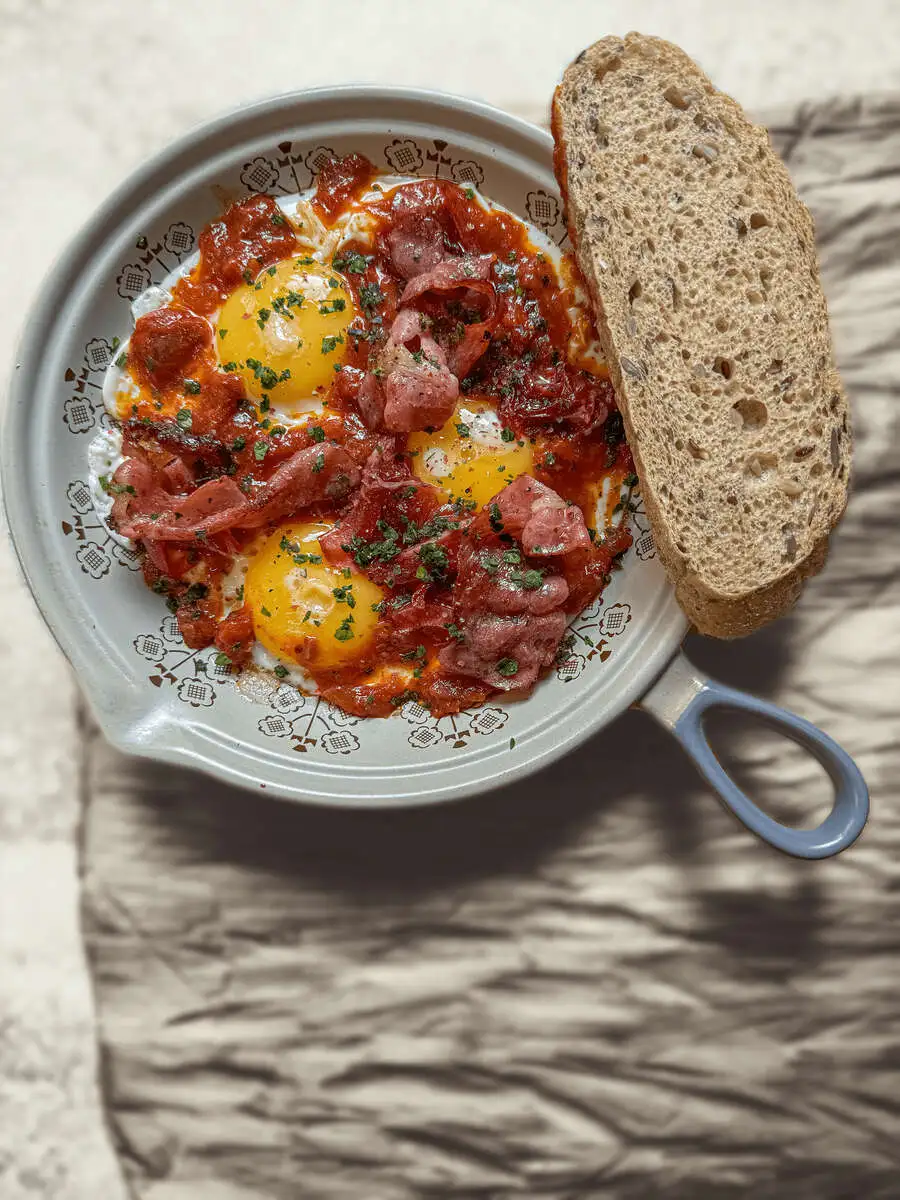 Глазунья в соусе "Матбуха" с карамелизированным беконом