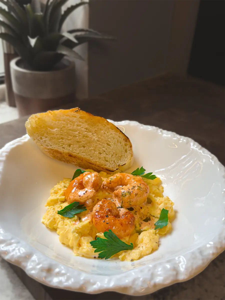 Скрембл с креветками