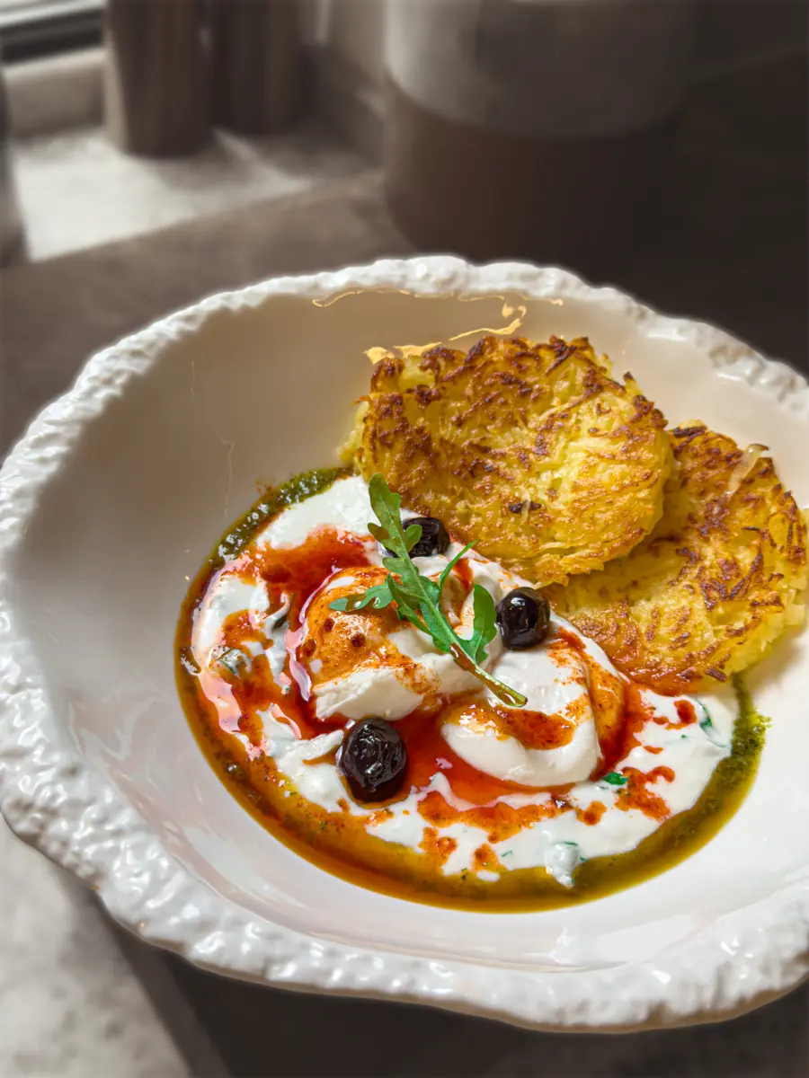 Хашбраун с яйцом по турецки.