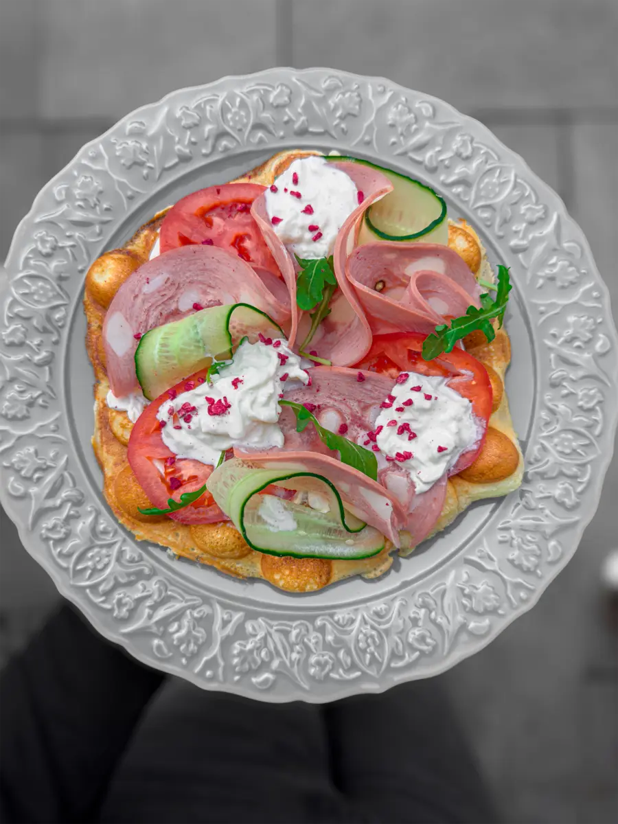 Гонконгская вафля с мортаделлой и страчателлой.