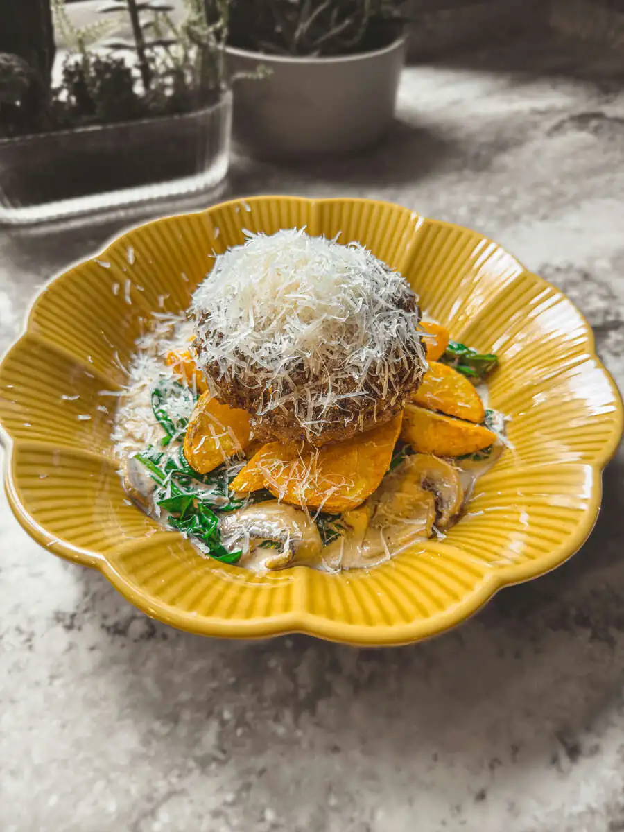 Бифштекс с соусом-жюльен и  картофельными дольками